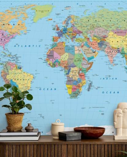 Muurschildering met gekleurde kaart van de wereld