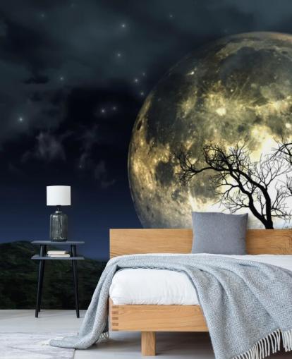 Fondo de pantalla de luna brillante detrás del árbol