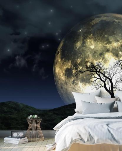 Lua brilhante atrás do papel de parede da árvore