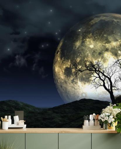 Fondo de pantalla de luna brillante detrás del árbol