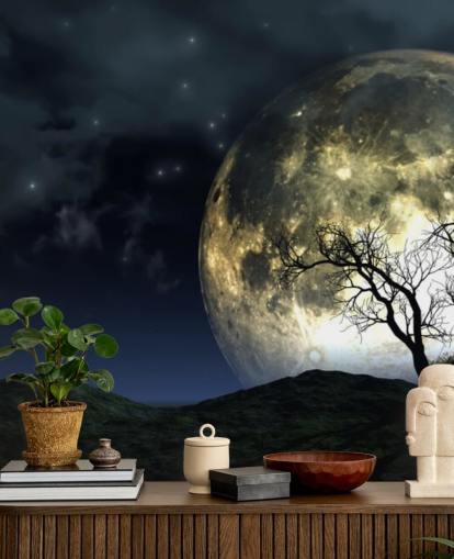 Glühender Mond hinter Baum-Tapete