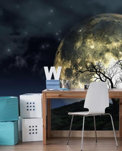 Glühender Mond hinter Baum-Tapete