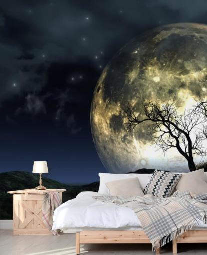 Fondo de pantalla de luna brillante detrás del árbol