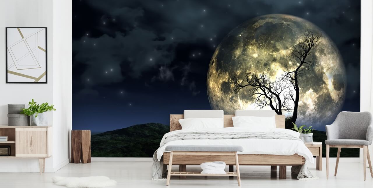 Fondo de pantalla de luna brillante detrás del árbol