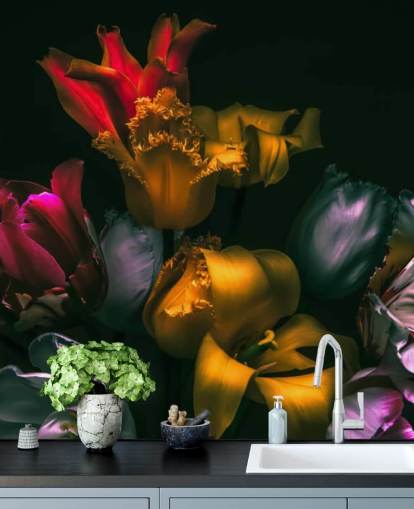 donkere bloemenbehangmuurschildering genaamd Exotic Blooms voor slaapkamers en woonkamers