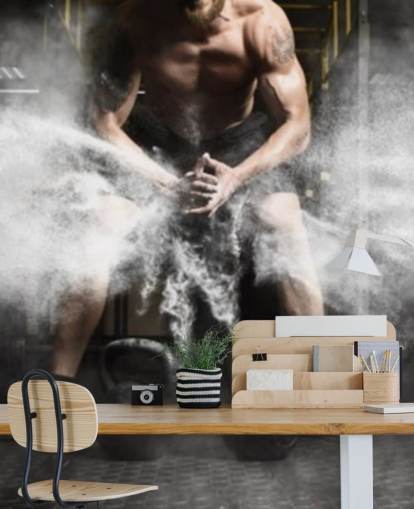 Entrenamiento de hombre musculoso con pesas rusas en el papel tapiz del gimnasio