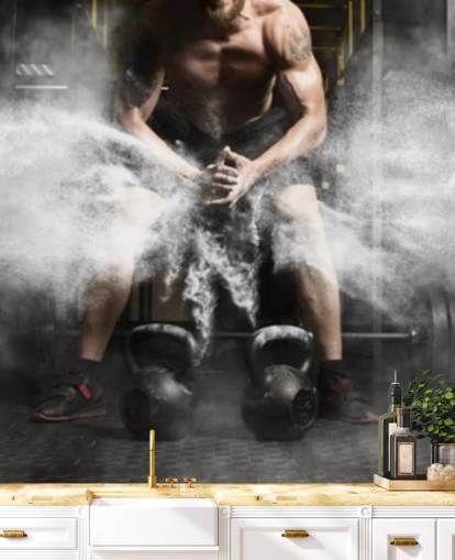 Entrenamiento de hombre musculoso con pesas rusas en el papel tapiz del gimnasio