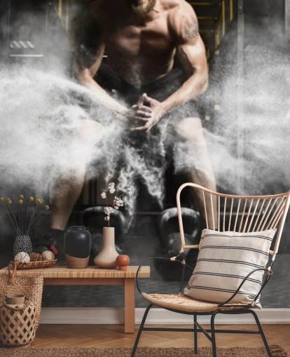 Entrenamiento de hombre musculoso con pesas rusas en el papel tapiz del gimnasio