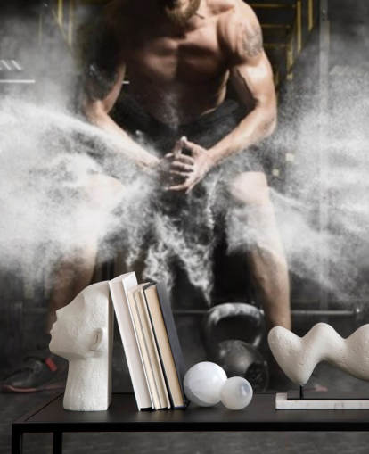 Entrenamiento de hombre musculoso con pesas rusas en el papel tapiz del gimnasio