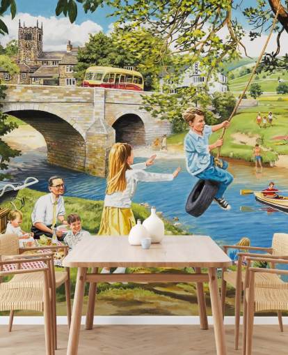 colorido mural de papel pintado de la época pasada llamado Picnic on the Riverbank de Trevor Mitchell para residencias de ancianos