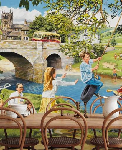 colorido mural de papel pintado de la época pasada llamado Picnic on the Riverbank de Trevor Mitchell para residencias de ancianos