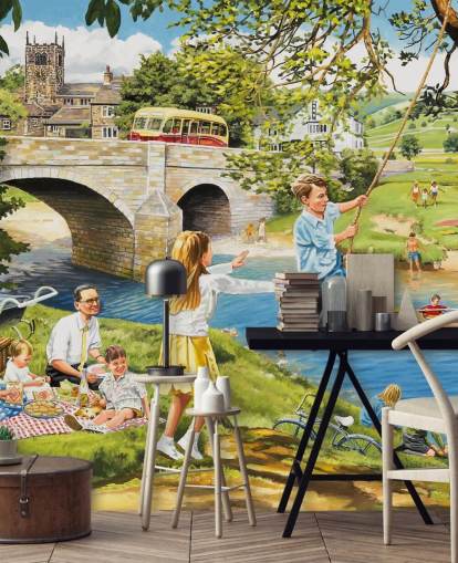 colorido mural de papel pintado de la época pasada llamado Picnic on the Riverbank de Trevor Mitchell para residencias de ancianos