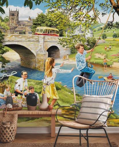 colorido mural de papel pintado de la época pasada llamado Picnic on the Riverbank de Trevor Mitchell para residencias de ancianos