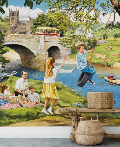 colorido mural de papel pintado de la época pasada llamado Picnic on the Riverbank de Trevor Mitchell para residencias de ancianos