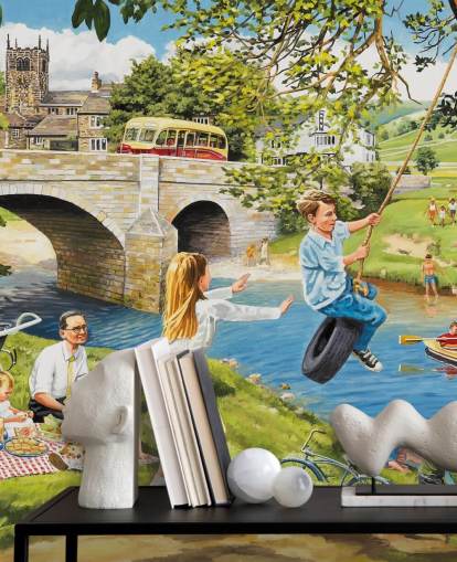 fargerikt tapetmaleri fra svunnen tid kalt Picnic on the Riverbank av Trevor Mitchell for omsorgsboliger