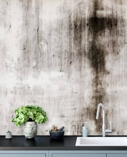 mural de papel pintado industrial gris y negro llamado One Place Black para cocinas y dormitorios modernos de Wallsauce