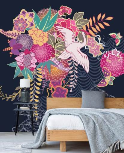 japanischer Kranich und bunte Blumentap