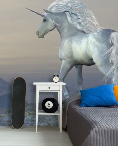 Decorazione murale con unicorno in piedi su una montagna Decorazione murale con unicorno in piedi su una montagna