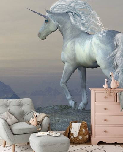Decorazione murale con unicorno in piedi su una montagna