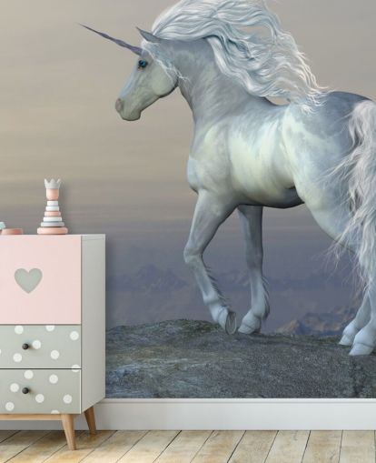 Decorazione murale con unicorno in piedi su una montagna