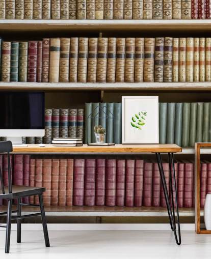 Livros de couro no papel de parede da estante Livros de couro no papel de parede da estante