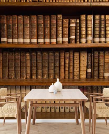 Bruine antieke boeken op boekenplank behang muurschildering Bruine antieke boeken op boekenplank behang muurschildering
