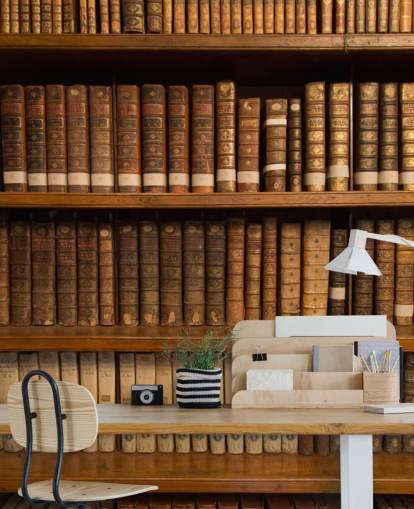 Tapeten-Wandbild „Antike Bücher auf einem Bücherregal“