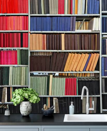 Papel pintado Libros en estantes de colores Papel pintado Libros en estantes de colores