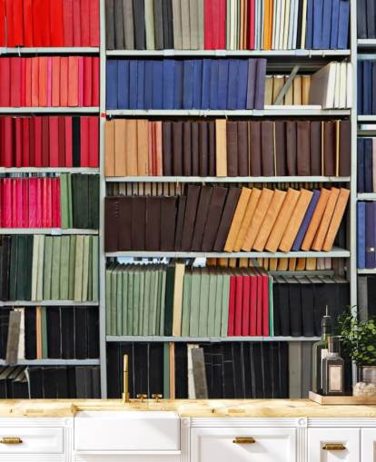 Carta da parati murale con libri colorati sugli scaffali