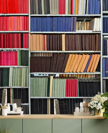 Papel pintado Libros en estantes de colores Papel pintado Libros en estantes de colores