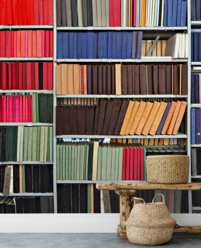 Carta da parati murale con libri colorati sugli scaffali