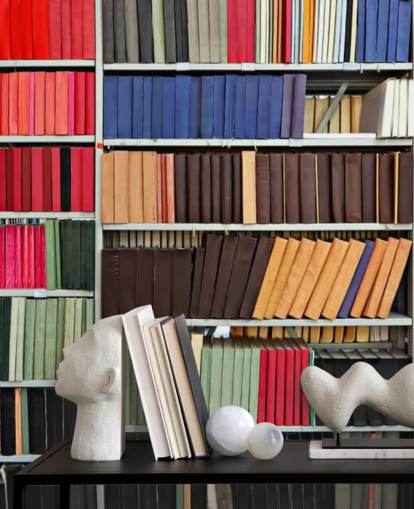 Carta da parati murale con libri colorati sugli scaffali
