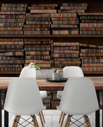 Livros empoeirados no mural de parede de prateleiras