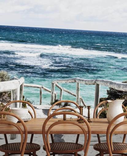 sti ned til hvit slipt strand og klart blått vann tapet