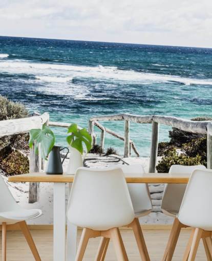 sti ned til hvit slipt strand og klart blått vann tapet