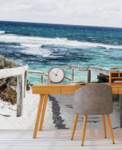 Weg hinunter zum weißen Sandstrand und klares blaues Wasser Tapete