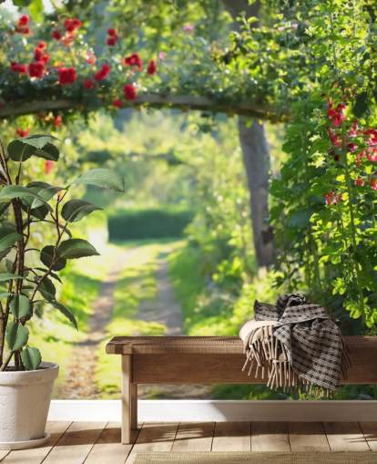 Decorazione murale con arco con rose rosse