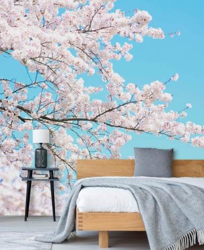 Decorazione murale con fiori rosa contro un cielo blu brillante