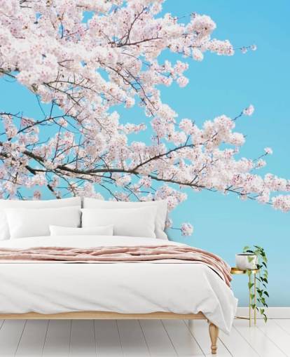 Pink Blossom tegen een felblauwe luchtmuurschildering