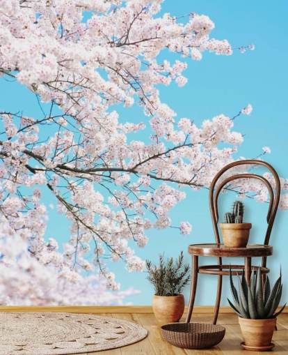 Decorazione murale con fiori rosa contro un cielo blu brillante