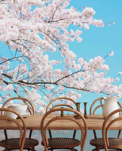 Decorazione murale con fiori rosa contro un cielo blu brillante