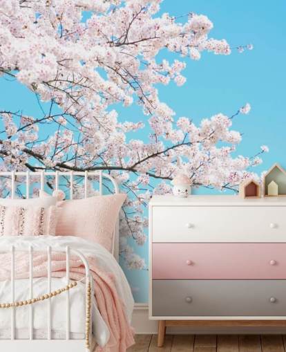 Pink Blossom tegen een felblauwe luchtmuurschildering