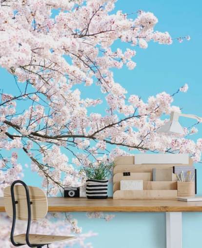 Pink Blossom tegen een felblauwe luchtmuurschildering