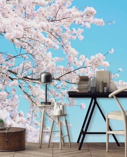 Decorazione murale con fiori rosa contro un cielo blu brillante