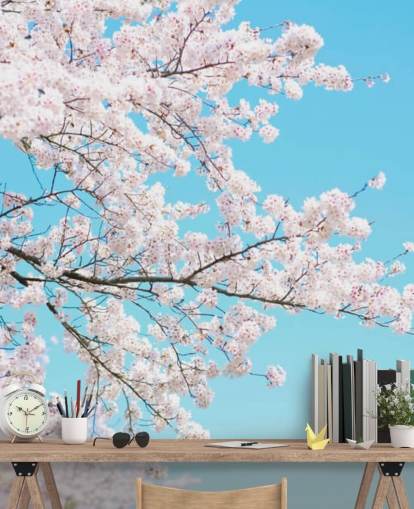 Decorazione murale con fiori rosa contro un cielo blu brillante