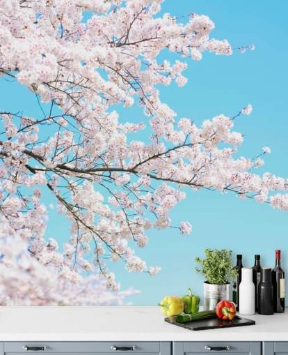 Decorazione murale con fiori rosa contro un cielo blu brillante