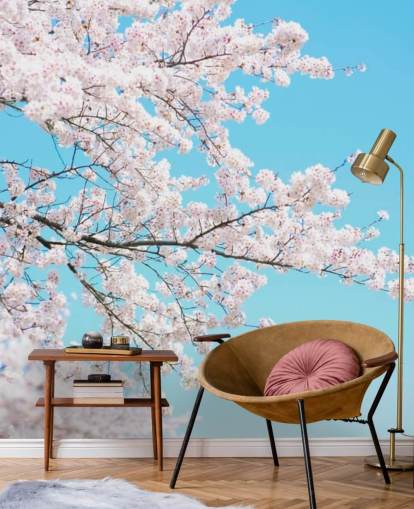 Decorazione murale con fiori rosa contro un cielo blu brillante