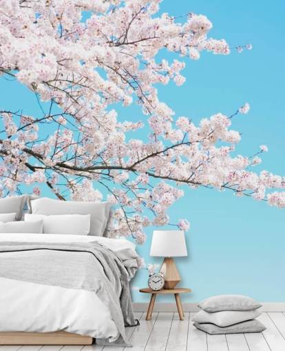 Vaaleanpunainen kukka kirkkaan sinisen taivaan seinämaalausta vastaan Vaaleanpunainen kukka kirkkaan sinisen taivaan seinämaalausta vastaan