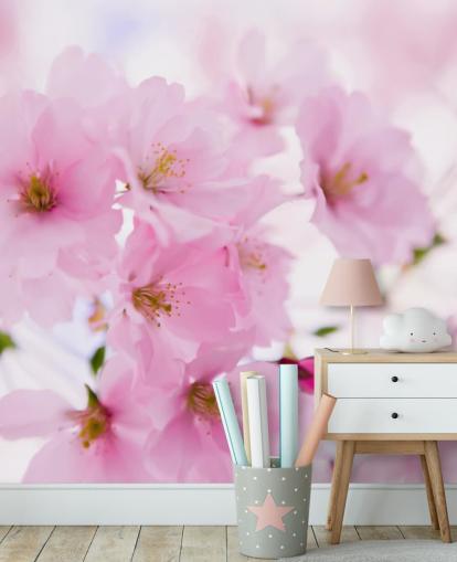 roze en witte bloemenbehangmuurschildering genaamd Japanese Cherry Tree in Blossom voor slaapkamers