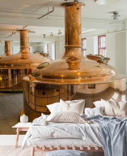 Recipientes de cobre y papel tapiz de